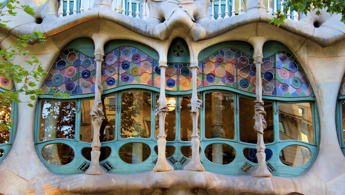 Außenansicht eines geschwungenen Fensters der Casa Battló