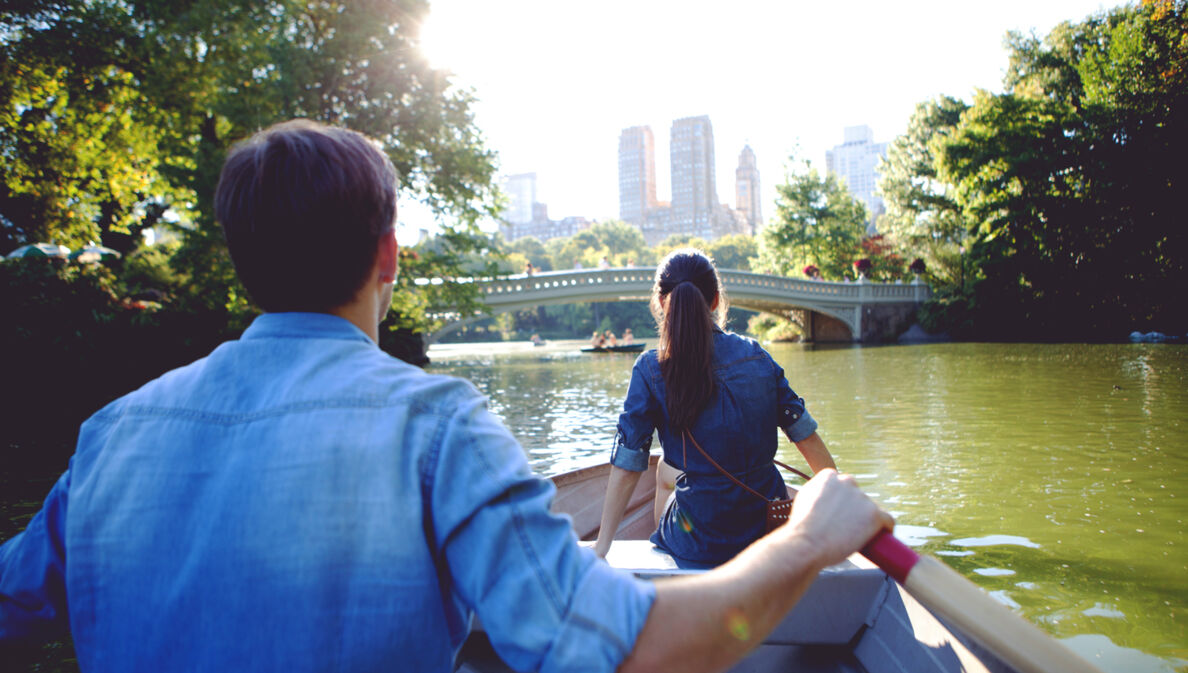 Ein Paar rudert durch den Central Park