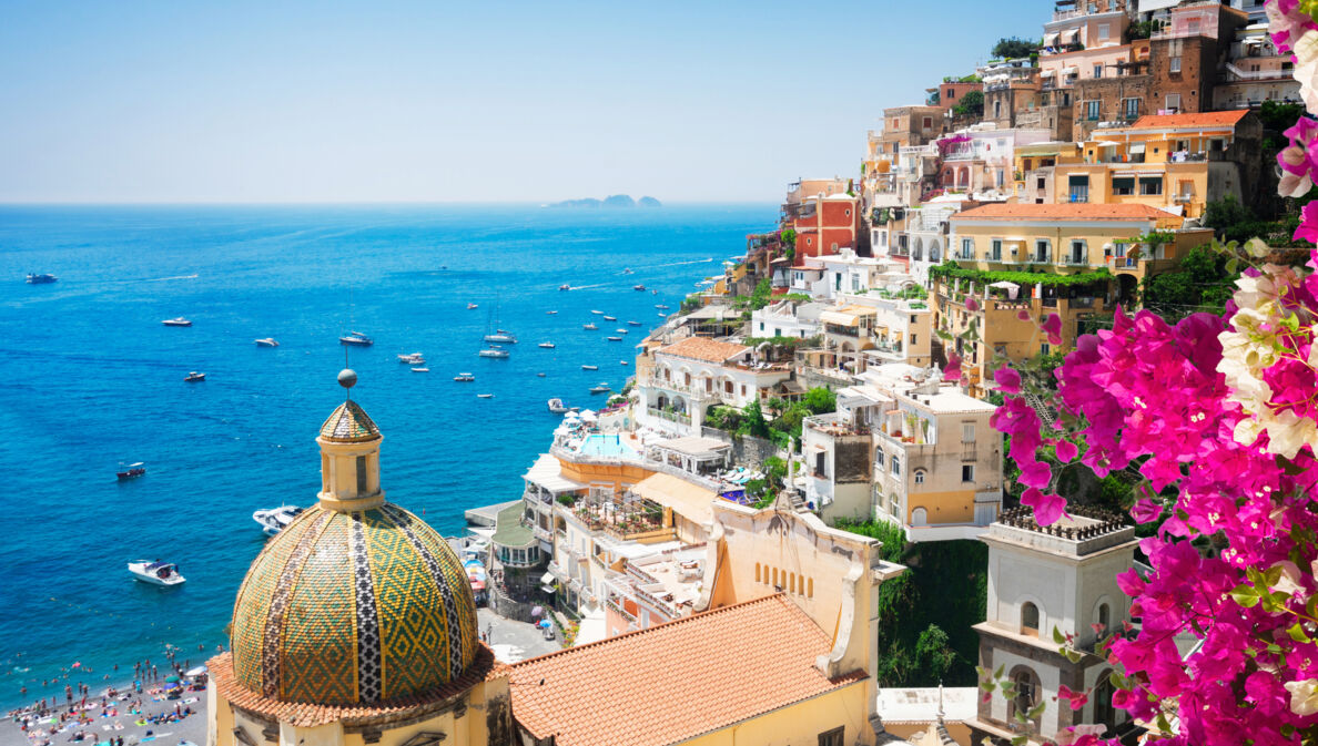 Blick über eine italienische Stadt am Hang