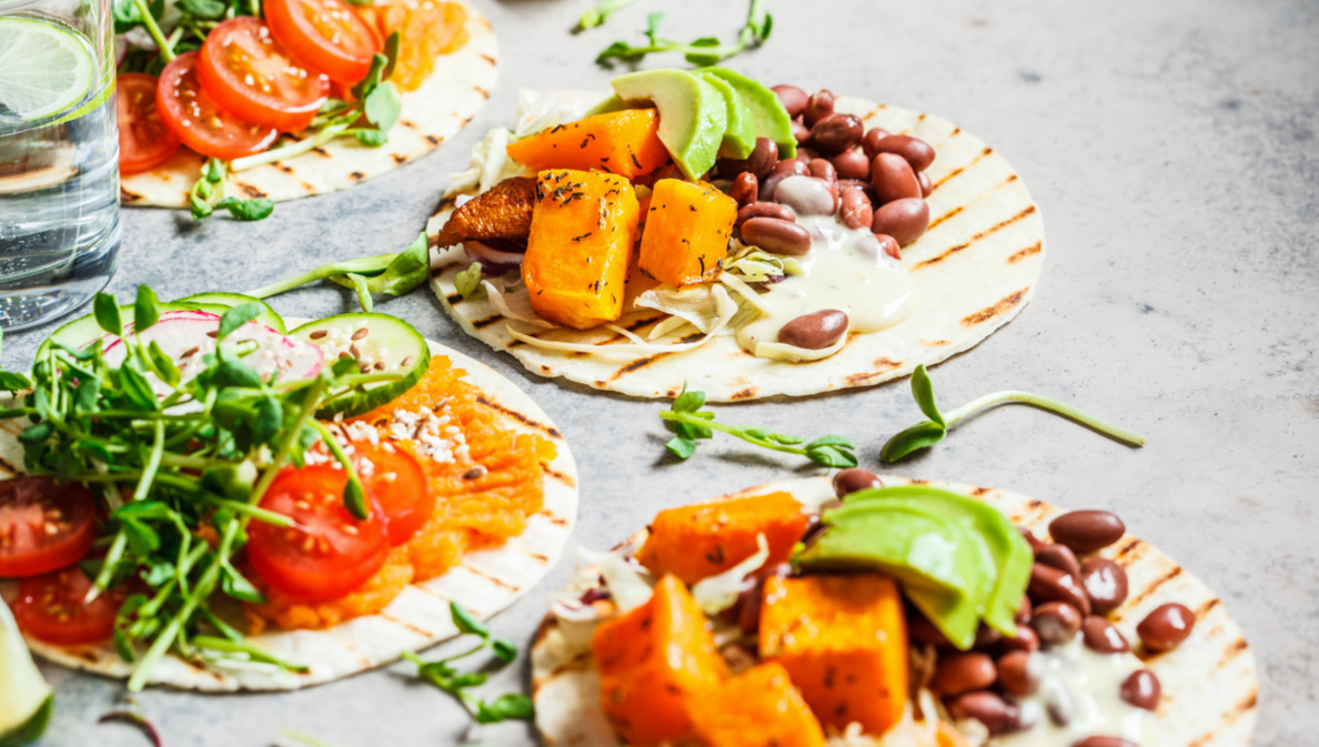 Vegane Tortilla Wraps mit Süßkartoffeln auf einem grauen Untergrund