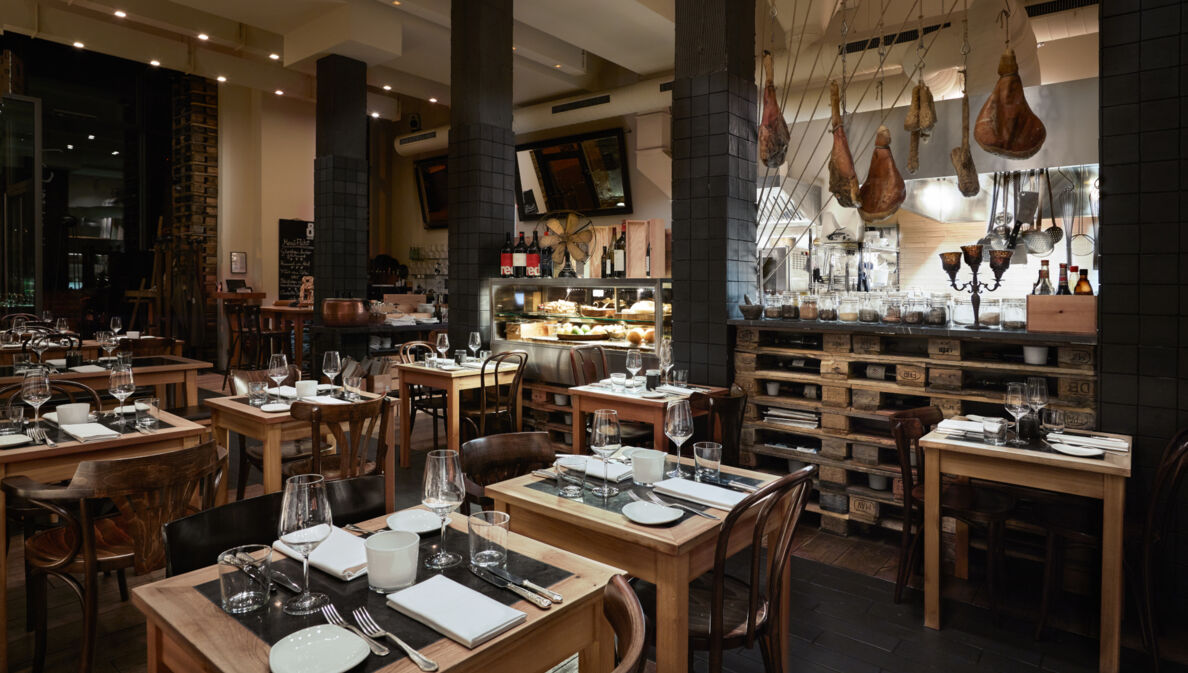 Gedeckte Holztische in der Weinbar ACHT in Köln