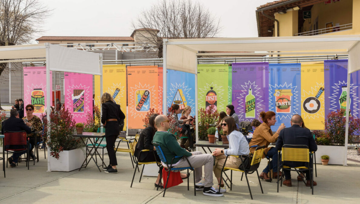 Terrasse mit Besuchern auf der Pitti Taste Messe