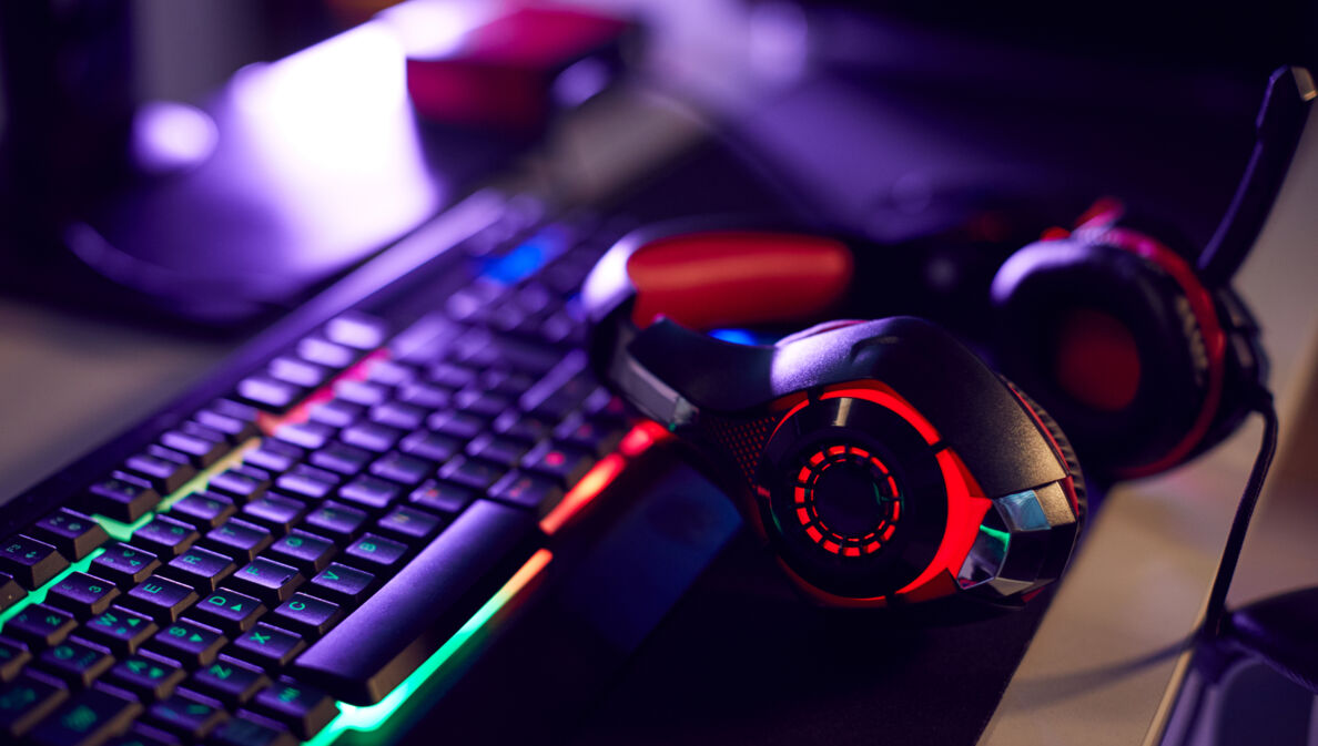 Stillleben des Computer-Gaming mit Headset auf der Tastatur liegen