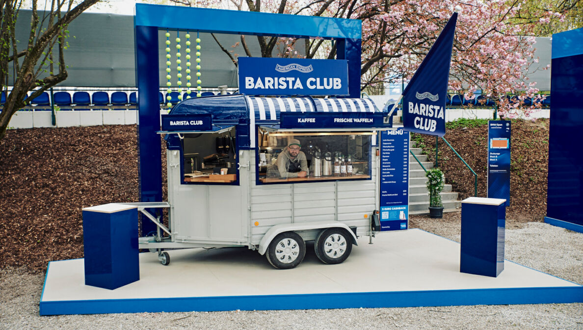 Pferdewagen, der zur mobilen Kaffeestation umgebaut wurde, in dem ein Mann bedient