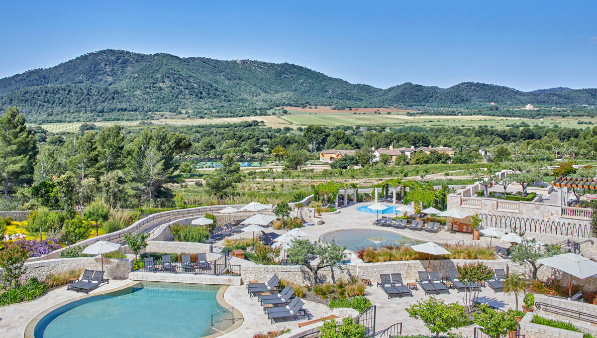 Mehrere Pools des Hotels Cap Vermell Grand Hotel.