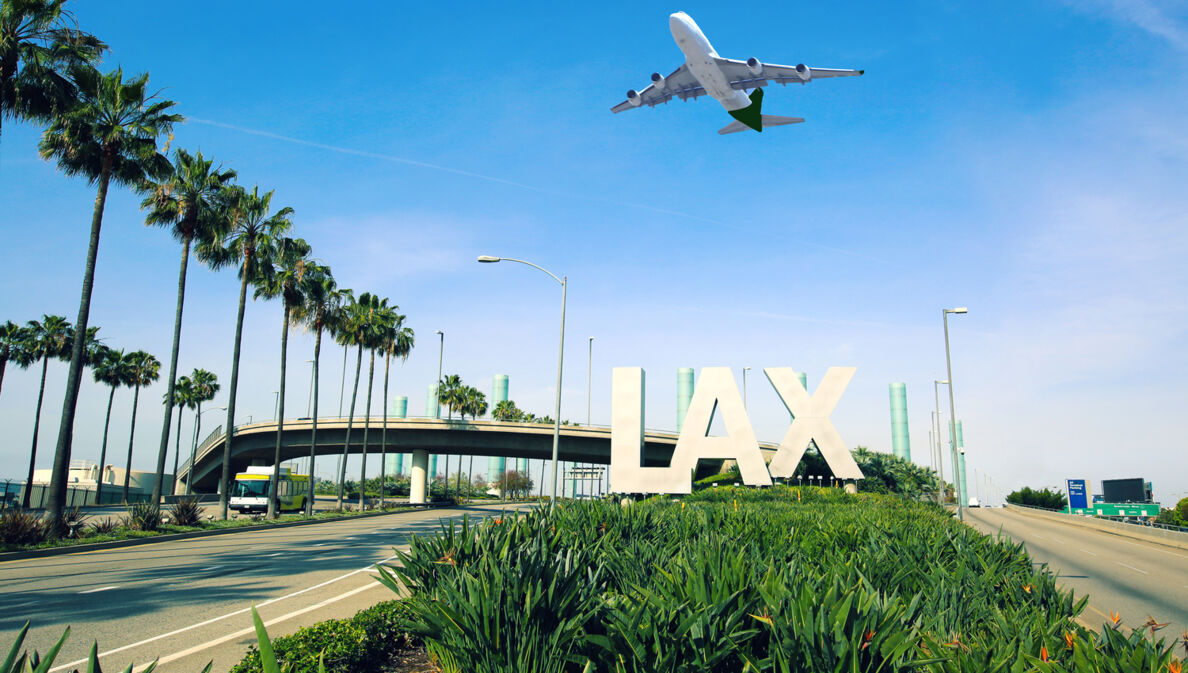 Ein Flugzeug über dem Flughafen von Los Angeles