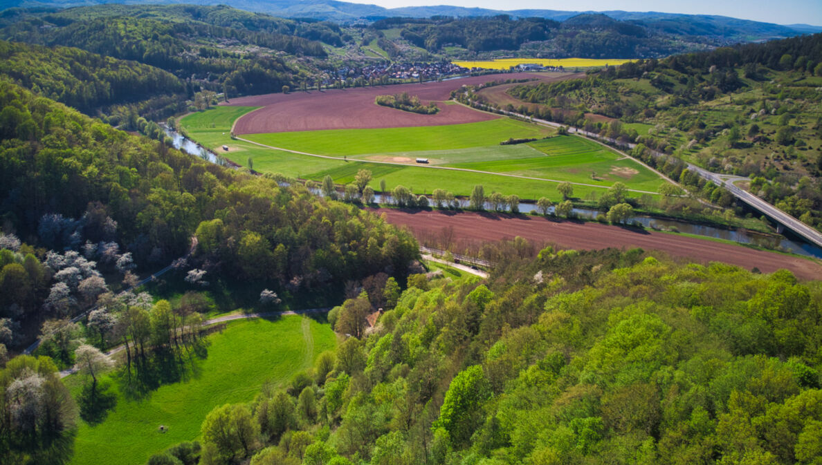 Blick über eine hügelige Landschaft im Frühling