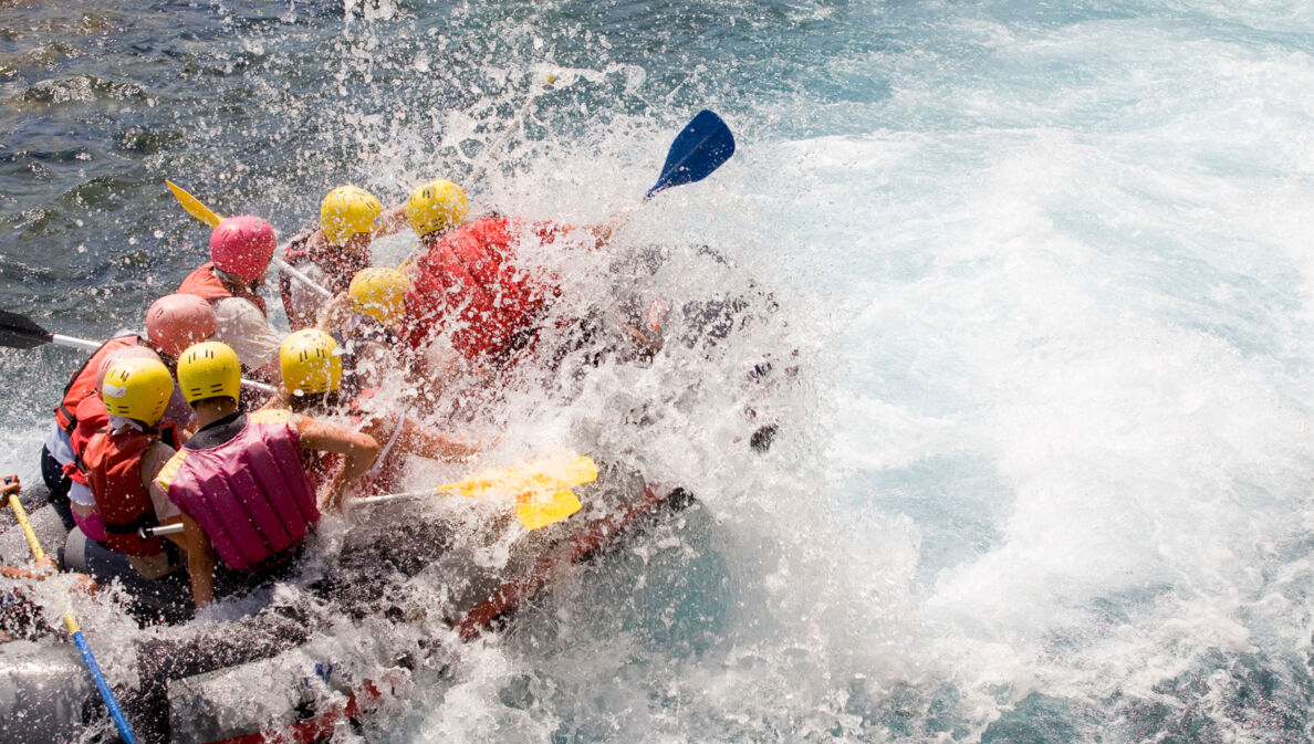 Eine Gruppe beim Rafting in einem Fluss