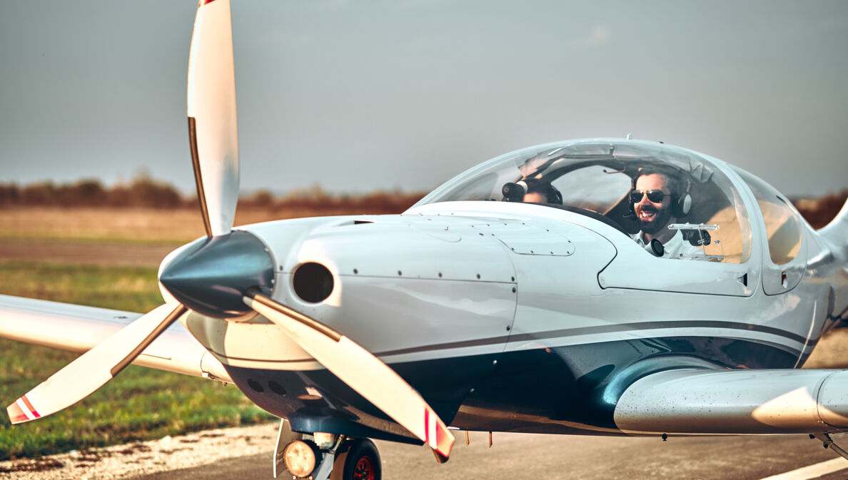 Zwei Personen in einem Ultraleichtflugzeug kurz vor dem Abflug