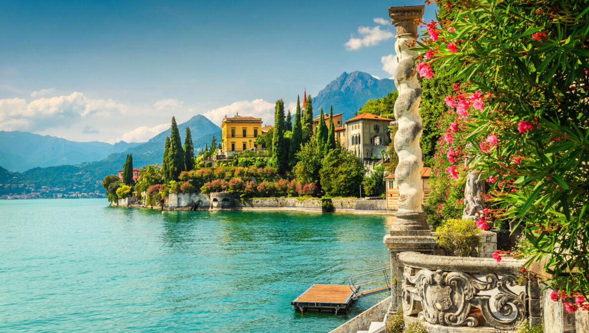 Berühmte Luxusvilla in Varenna am Comer See inmitten eines atemberaubenden botanischen Gartens mit mediterranen Oleanderblüten