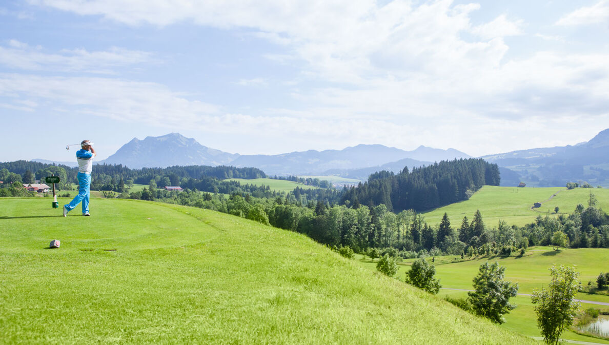 Golfspieler vor Alpenpanorama