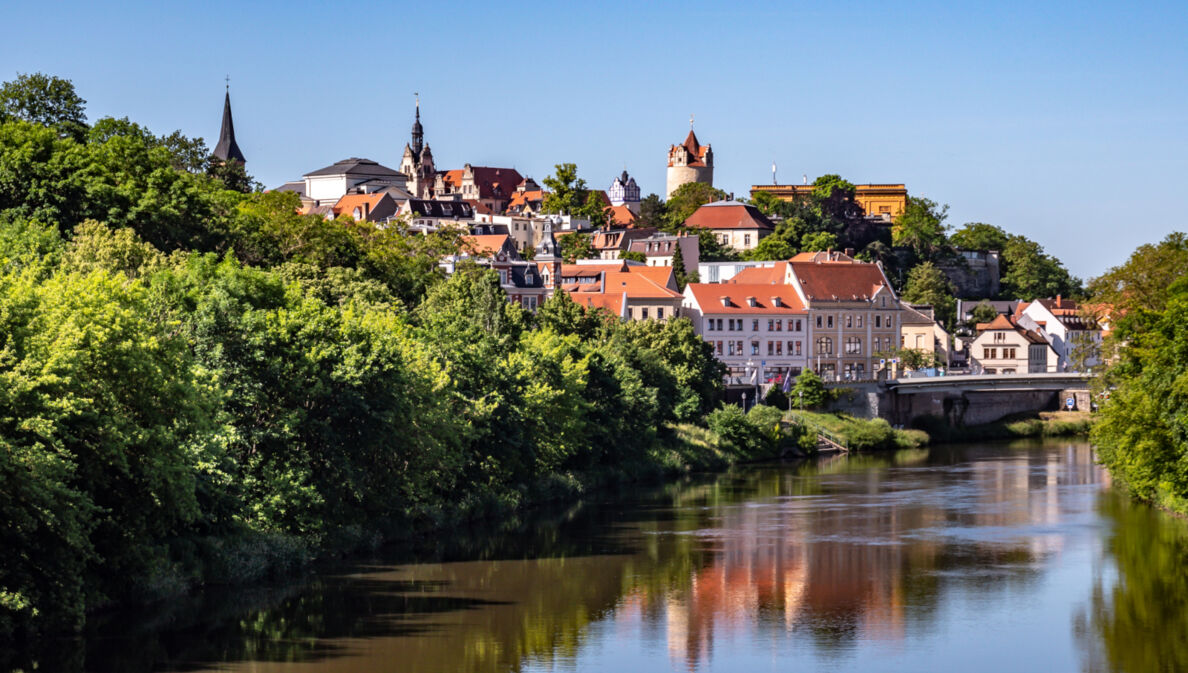 Blick auf eine Stadt am Fluss