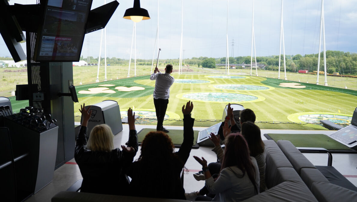 Eine Gruppe Menschen beim Golfen