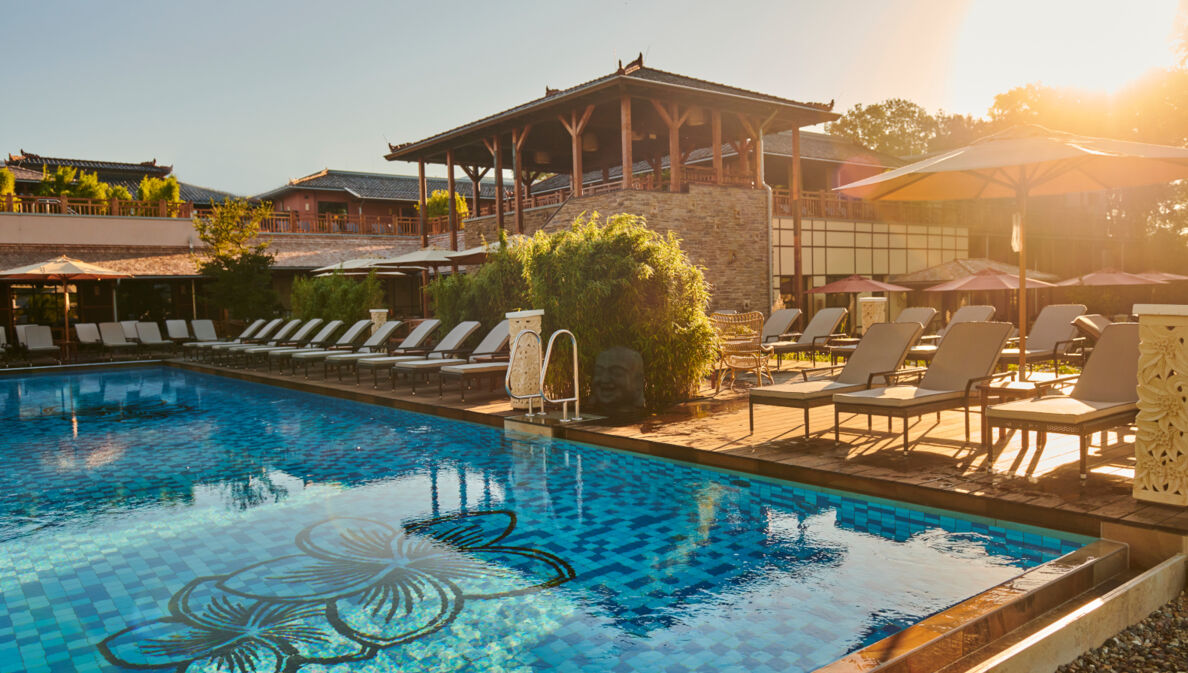 Blick auf das vabali spa Hamburg mit Liegewiese und Naturteich