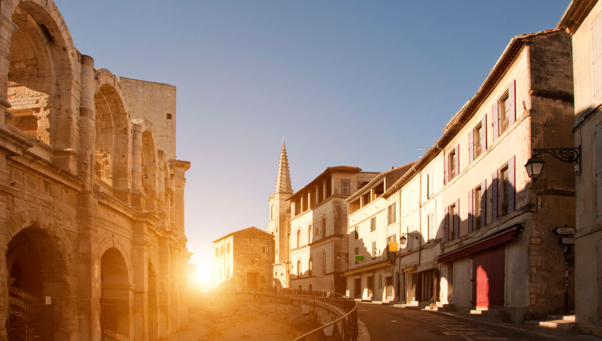 Straßenansicht mit Amphitheater in Arles bei Sonnenuntergang