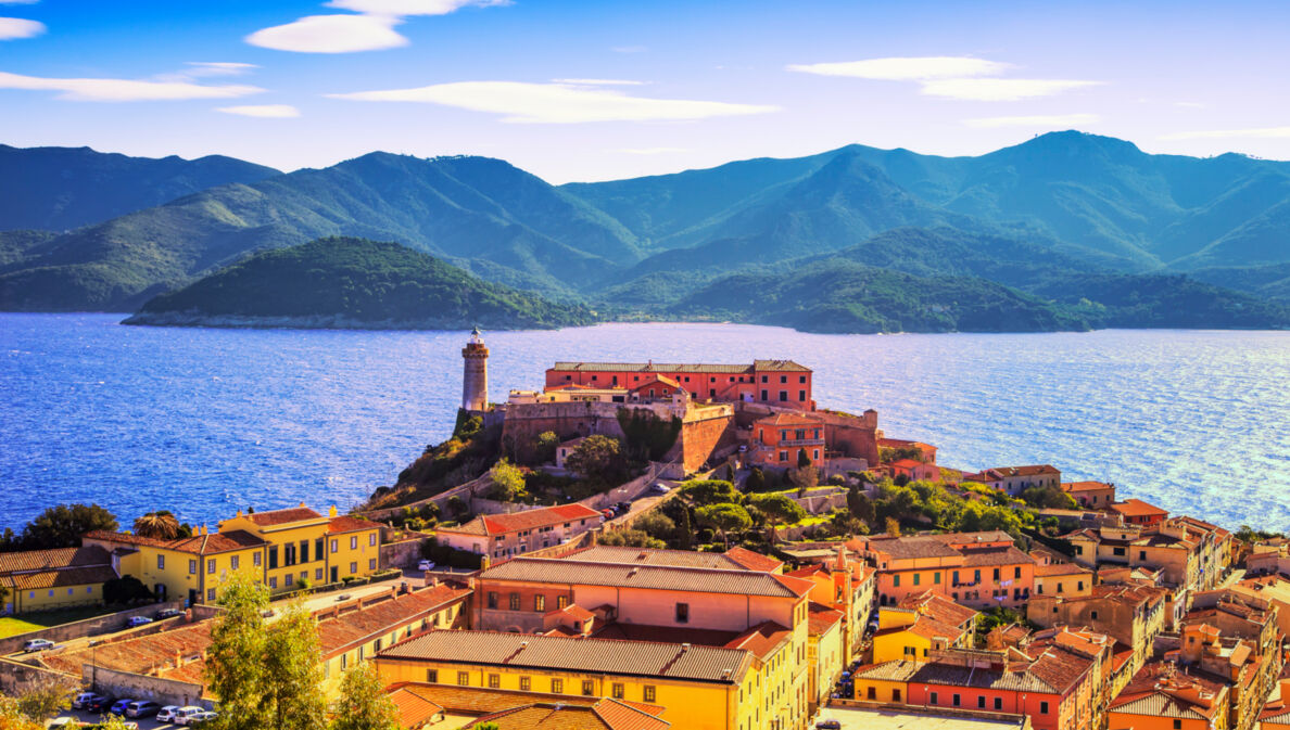 Blick auf den Leuchtturm und die Festung von Portoferraio auf Elba