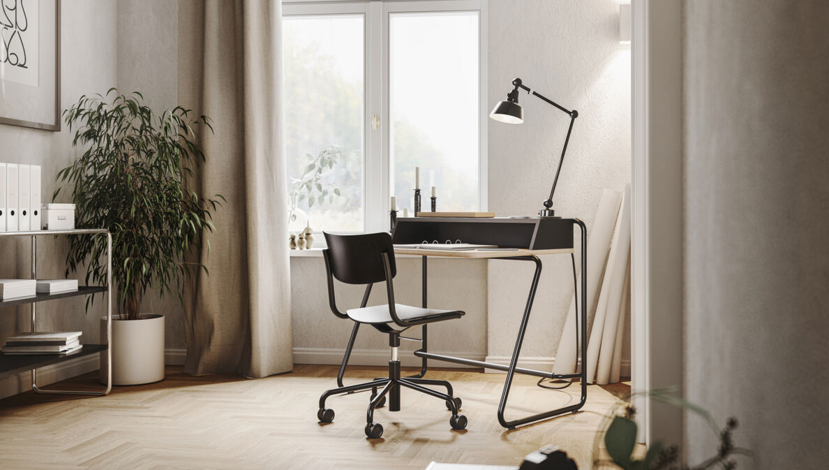 Moderner Schreibtisch mit Schreibtischstuhl auf Rollen im Thonet-Design in einem privaten Arbeitszimmer