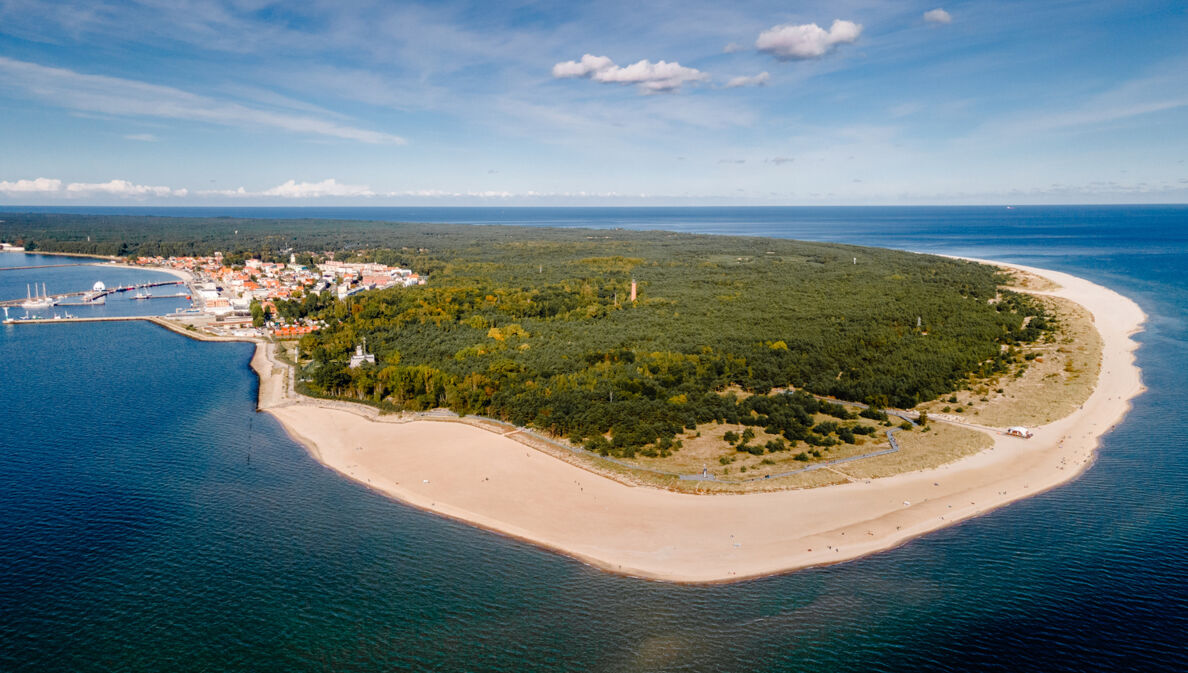 Luftbild einer Halbinsel am Meer