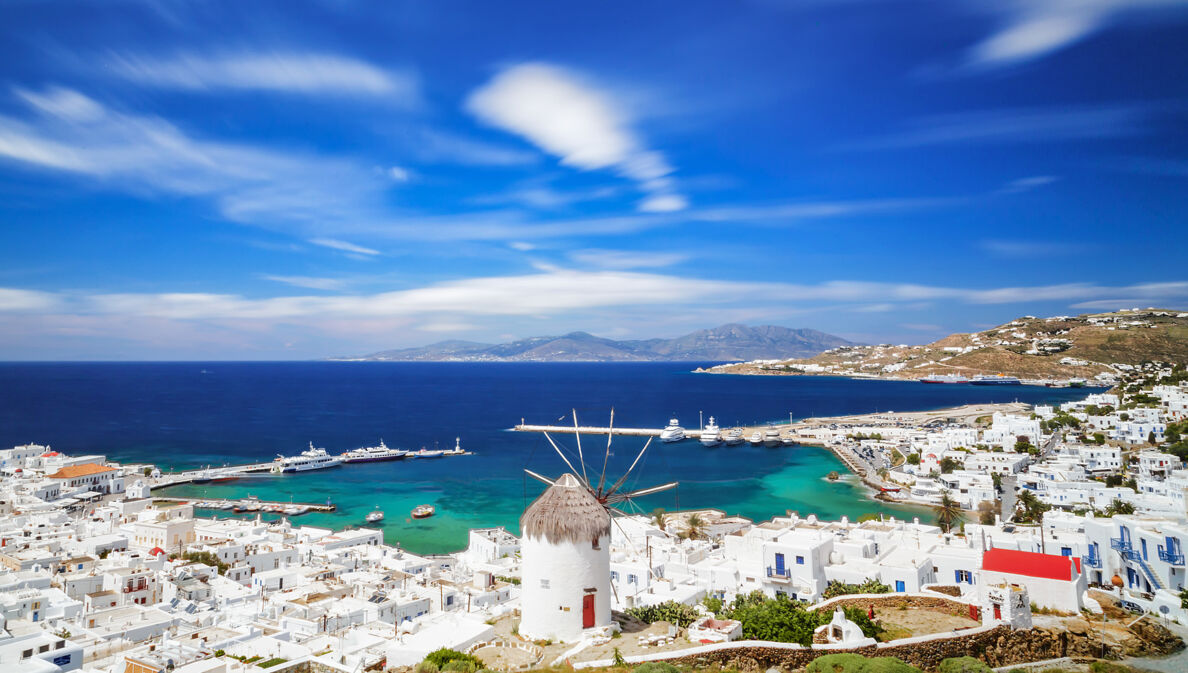 Panorama der Stadt Mykonos mit weißen Häusern am Meer