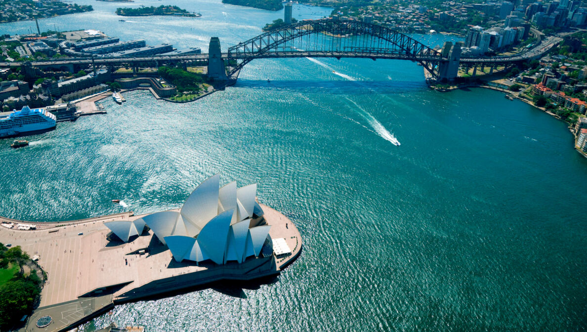 Luftbild des Hafens von Sydney mit dem Opernhaus