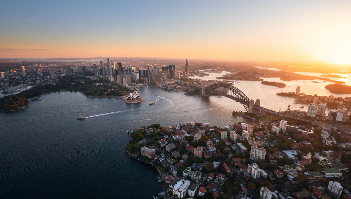 Blick von oben auf den Hafen von Sydney bei Sonnenuntergang