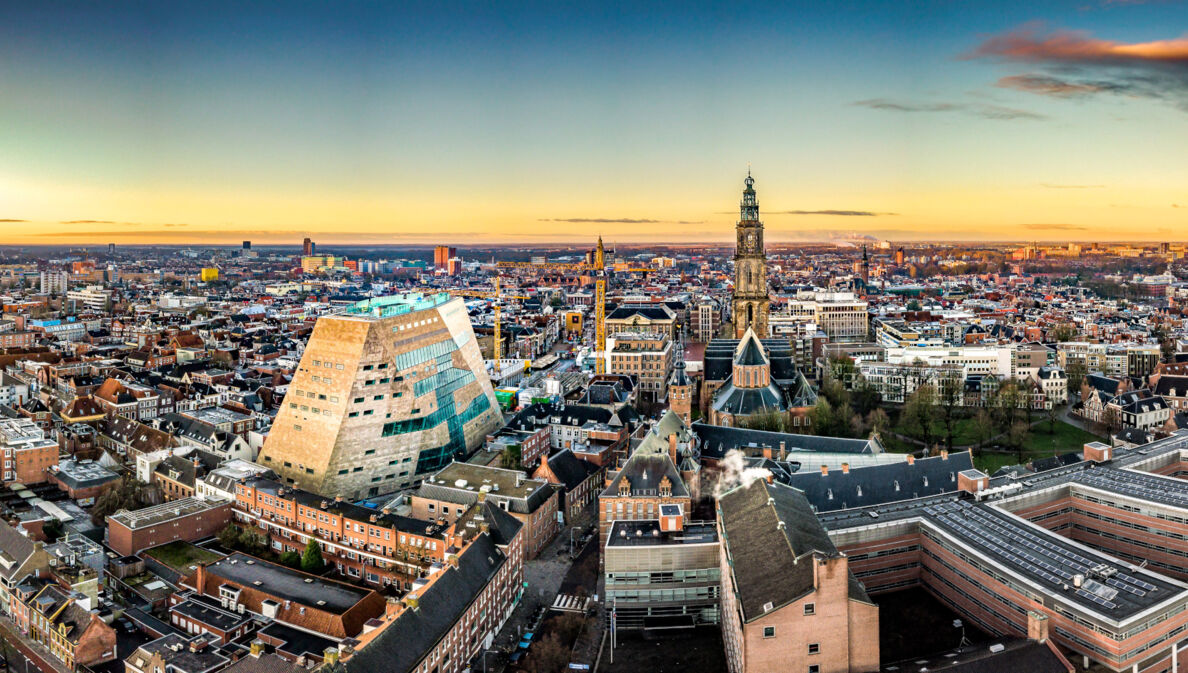 Stadtpanorama mit einem großen, modernen Gebäude im Zentrum Groningens