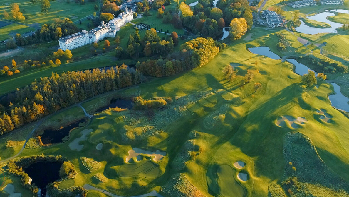 Blick aus der Vogelperspektive auf einen Golfplatz