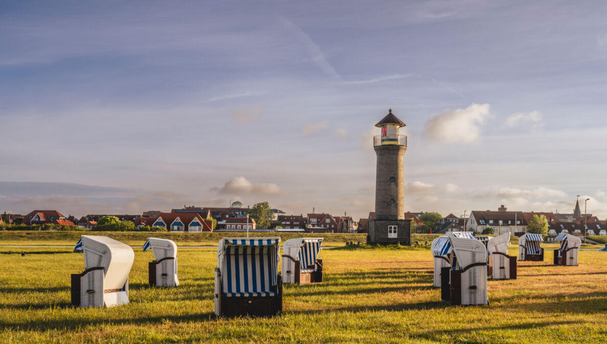 Strandkörbe auf einer Wiese auf der Insel Juist