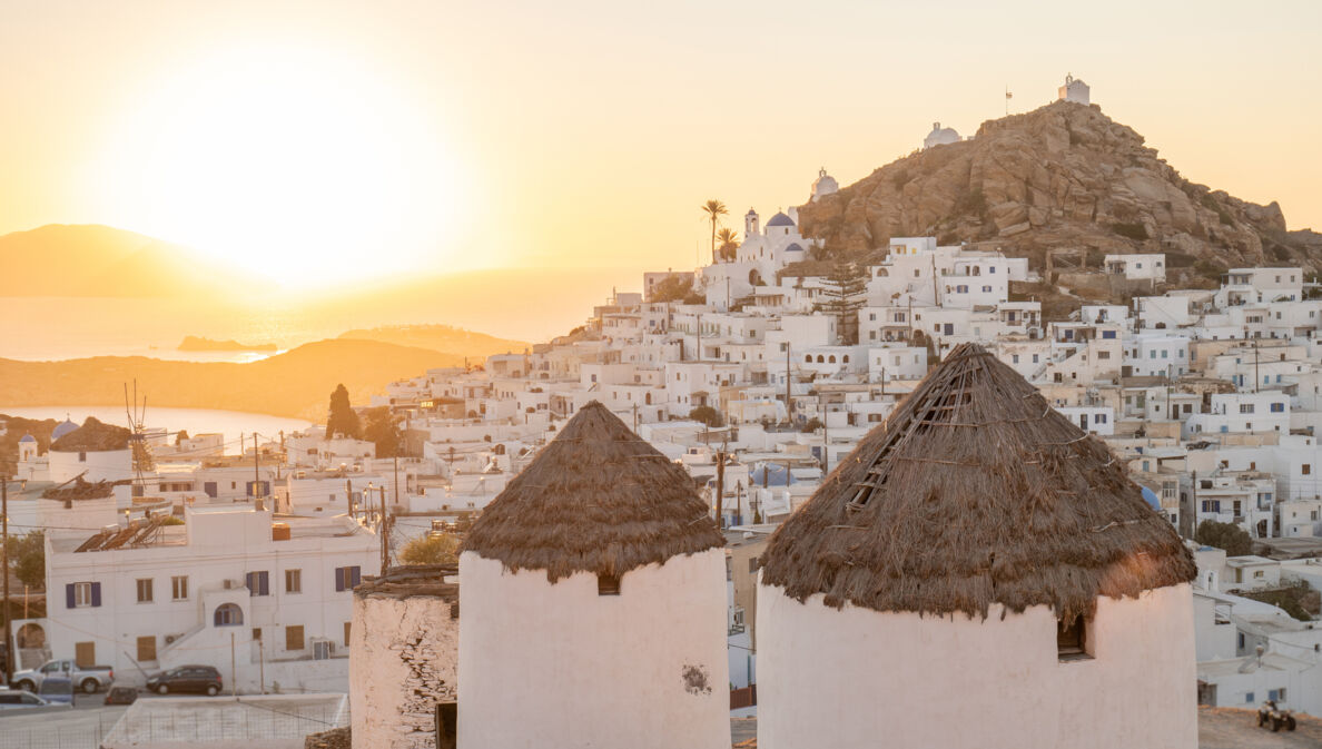 Sonnenuntergang über den weißen Häusern von Mykonos