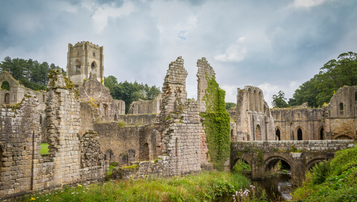 Blick auf die Klosterruine Fountains Abbey in North Yorkshire ,England