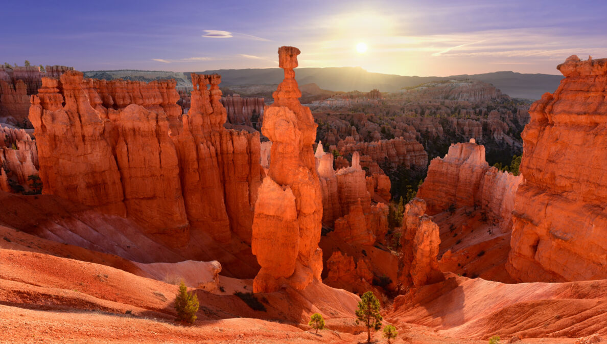 Bryce-Canyon-Nationalpark mit Felsformationen bei Sonnenaufgang