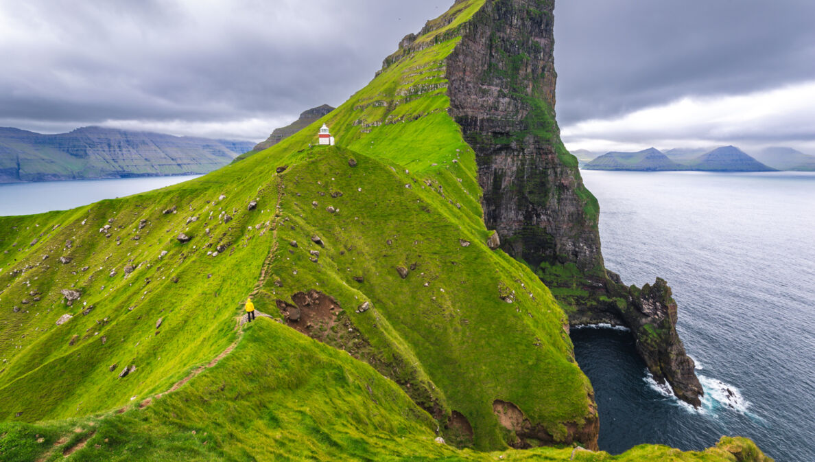 Eine grüne Klippe auf den Färöern