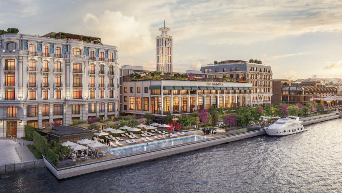 Blick auf das Luxushotel The Peninsula Istanbul inklusive Poolbereich und Bosporus im Vordergrund