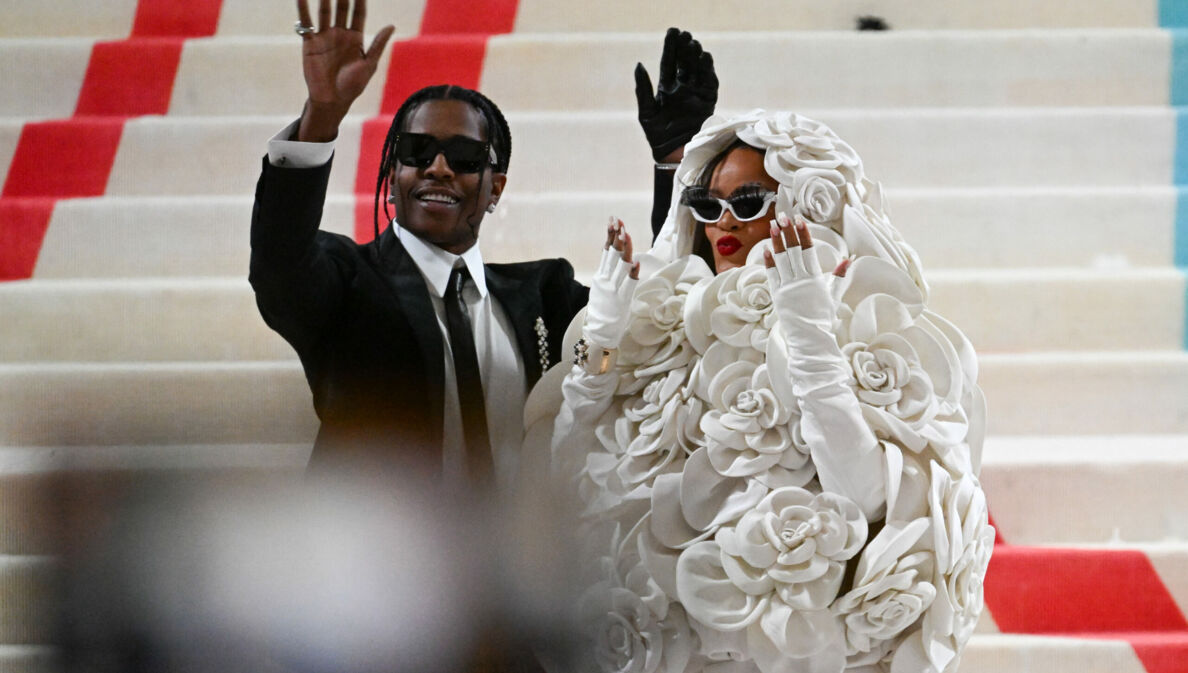 ASAP Rocky and Rihanna in Kostümen von Karl Lagerfeld winken auf der Treppe bei der Met Gala in die Kameras