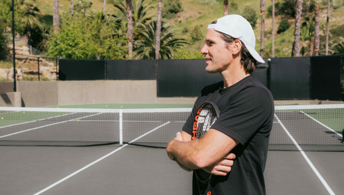 Tommy Haas steht auf einem Tennisplatz.