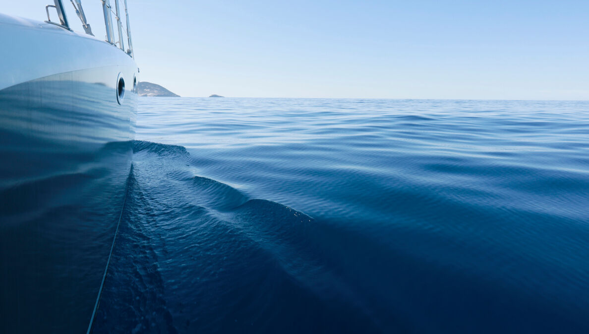 Seitenansicht einer Jacht im Wasser.