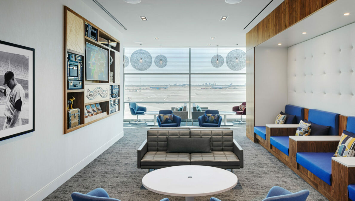 Moderne Flughafenlounge von American Express mit Panoramafenster mit Blick aufs Rollfeld