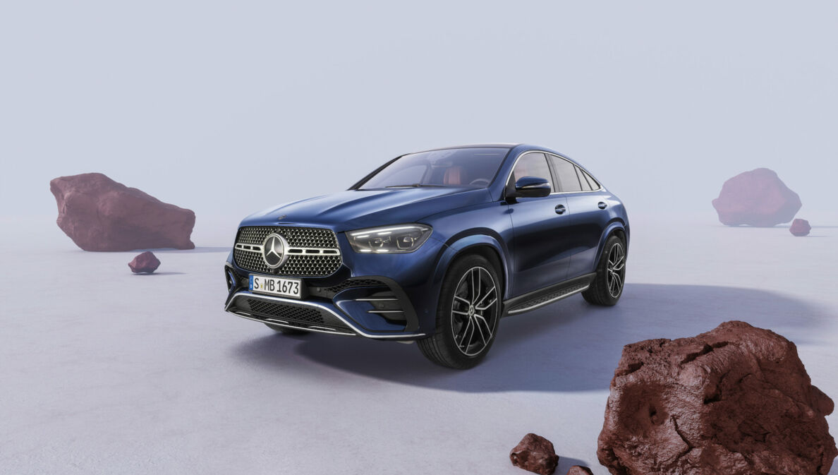 Blaues Mercedes-Benz GLE Coupé seitlich von vorne in einer hellen Umgebung mit braunen Felsbrocken