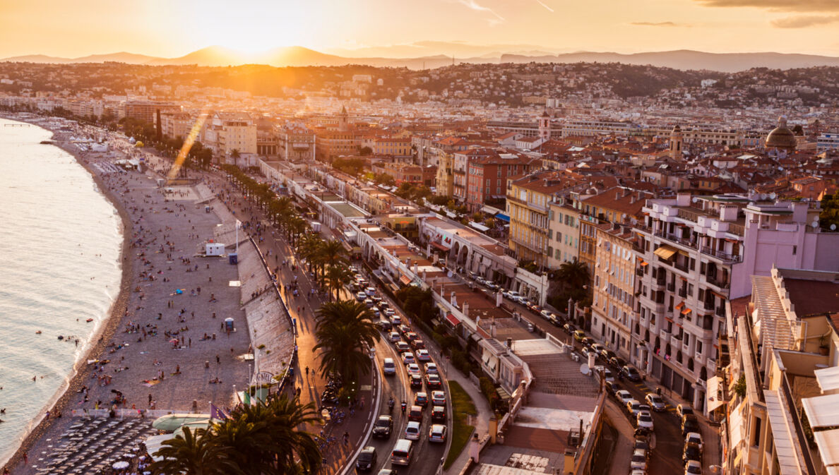 Aufnahme der Promenade von Nizza bei Sonnenuntergang