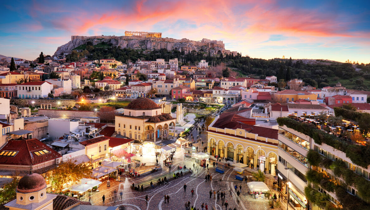 Blick auf Häuser und die Akropolis von Athen bei Sonnenaufgang