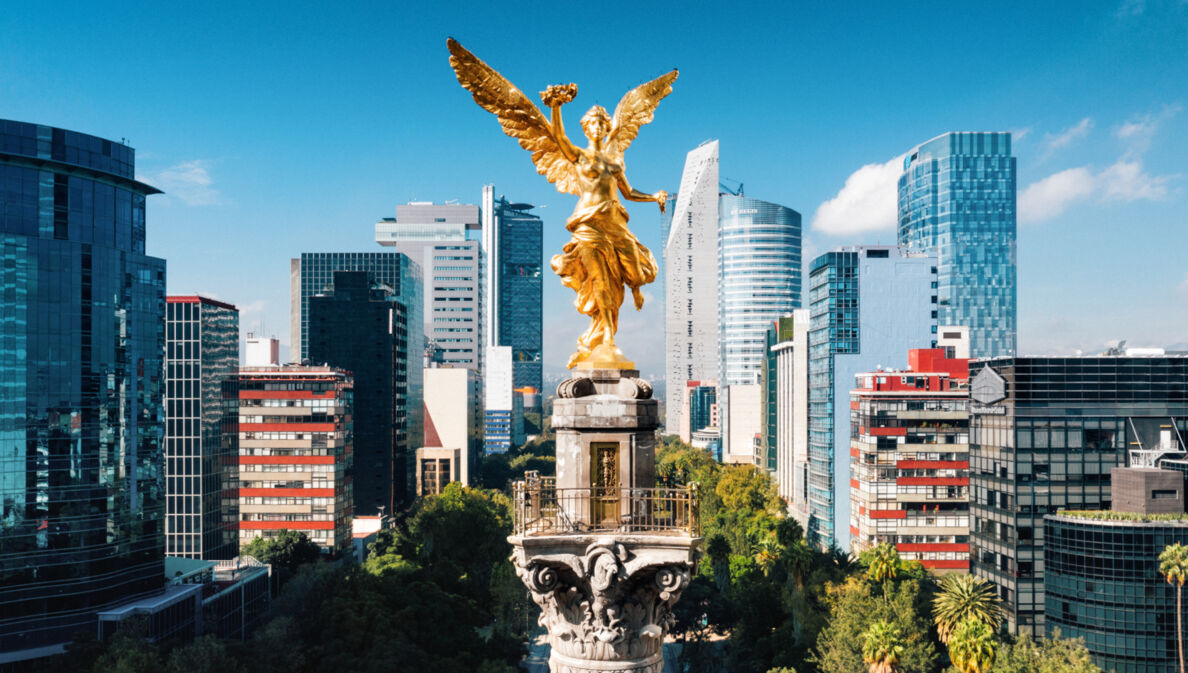 Luftaufnahme einer Siegessäule mit goldenem Engel im Zentrum von Mexiko-Stadt