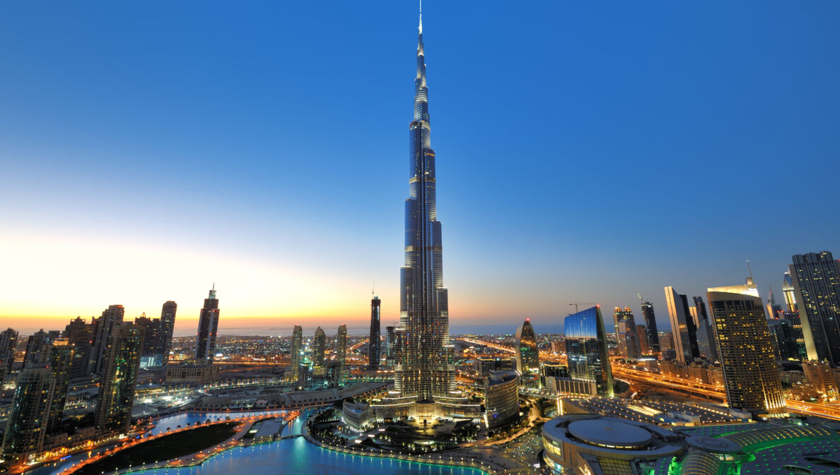 Blick auf das Burj Khalifa und die umliegenden Hochhäuser in Dubai bei Sonnenuntergang