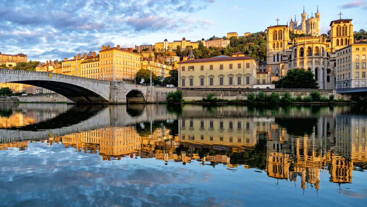 Panorama der Stadt Lyon, das sich im Fluss spiegelt