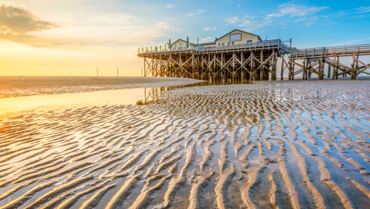 Pfahlbauten am Strand von St. Peter-Ording