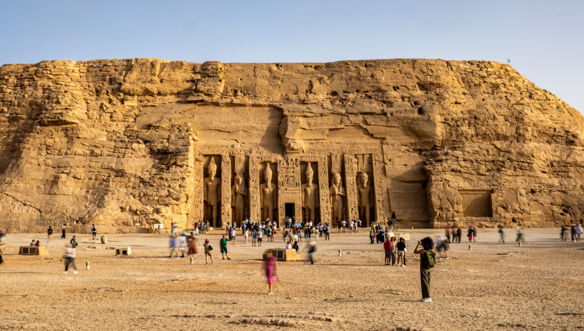 Besucher vor der Tempelanlage Abu Simbel mit in den Felsen geschlagenen Skulpturen