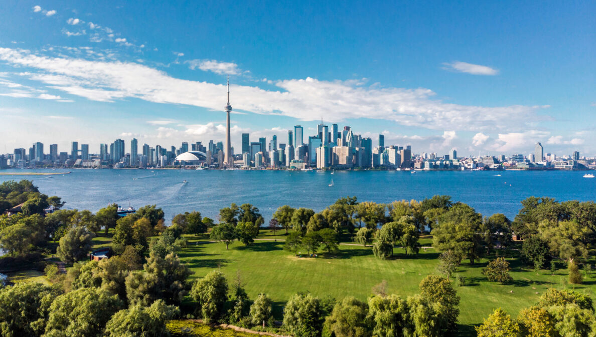 Die Skyline von Toronto vor dem Ontariosee