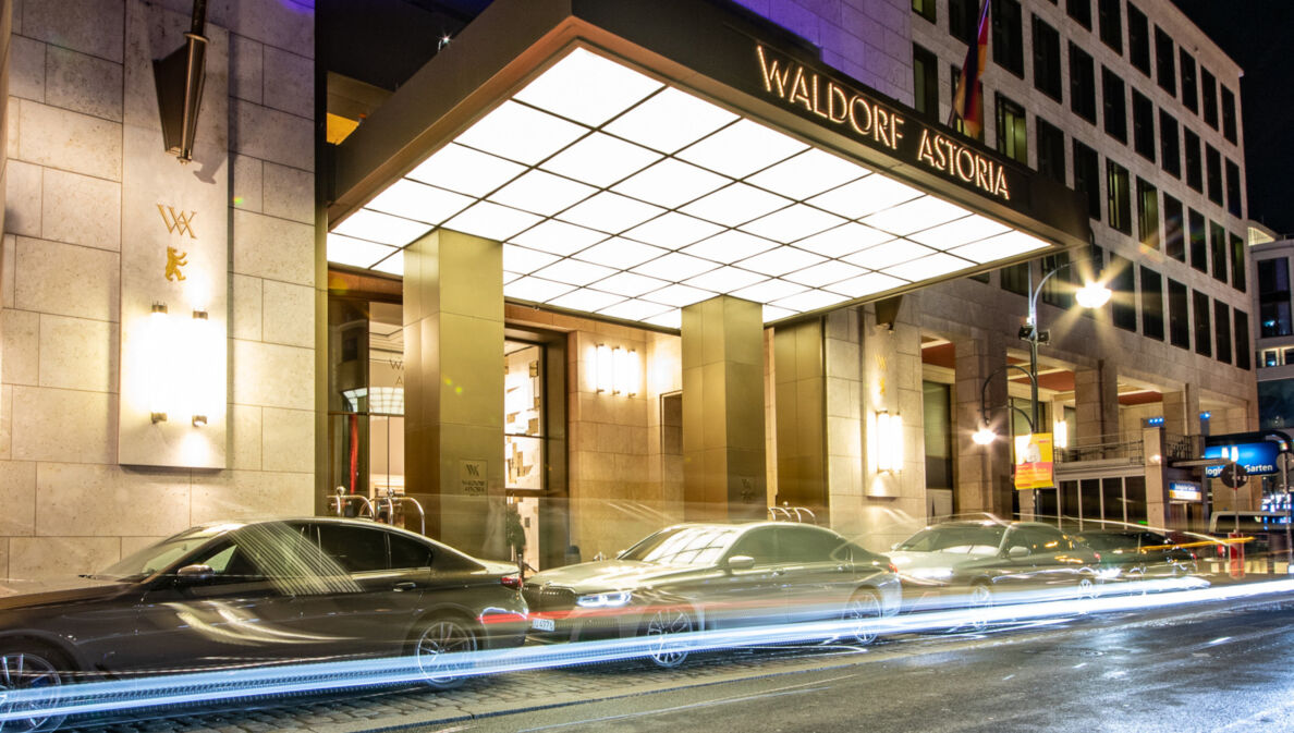 Beleuchteter Eingang des Waldorf Astoria Hotels in Berlin