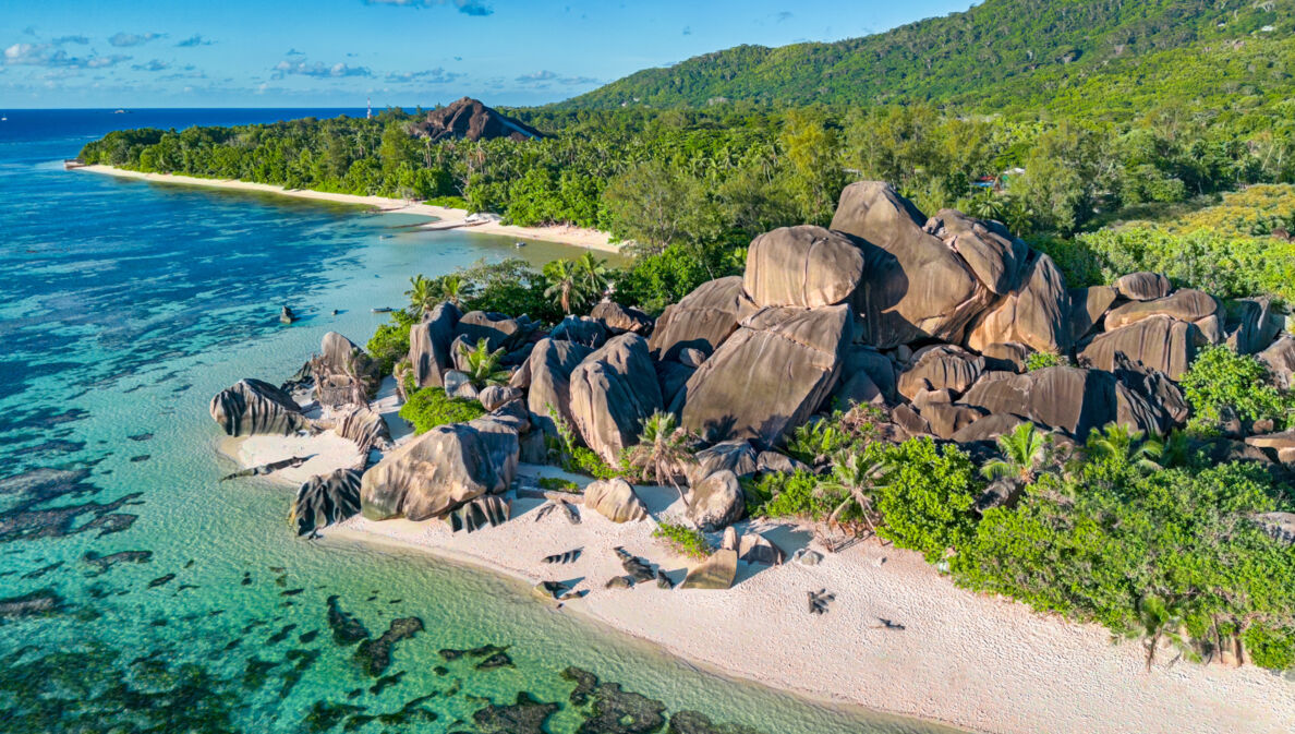 Luftaufnahme der Küste und Strand der Seychelleninsel La Digue