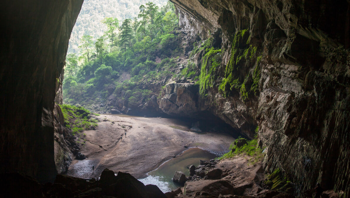 Aufnahme vom Eingang der Son-Doong Höhle in Vietnam.