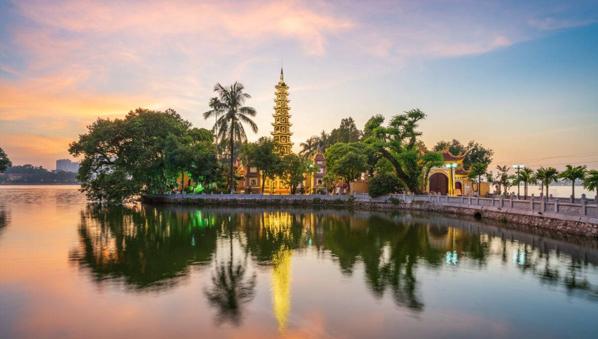 Panoramaaufnahme einer Pagode in Hanoi.